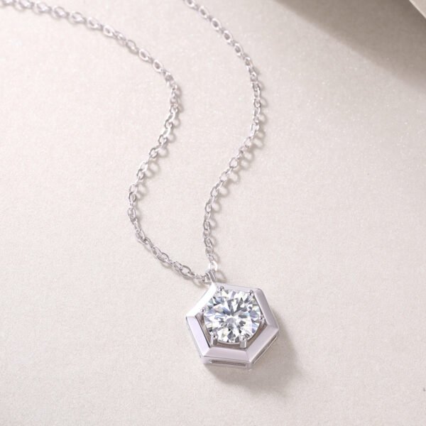 1CT Moissanite round cut pendant